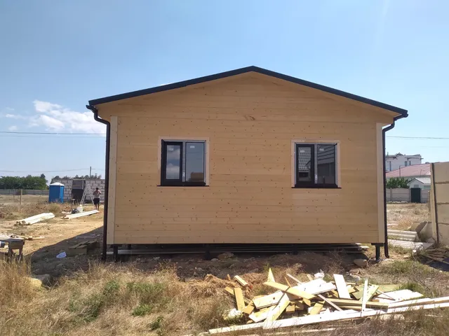 Торцевой фасад деревянного дома с двумя окнами