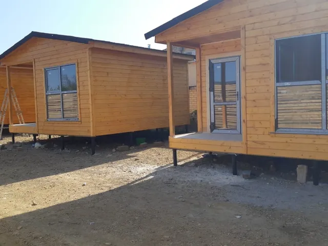 Два деревянных дома на приподнятом основании